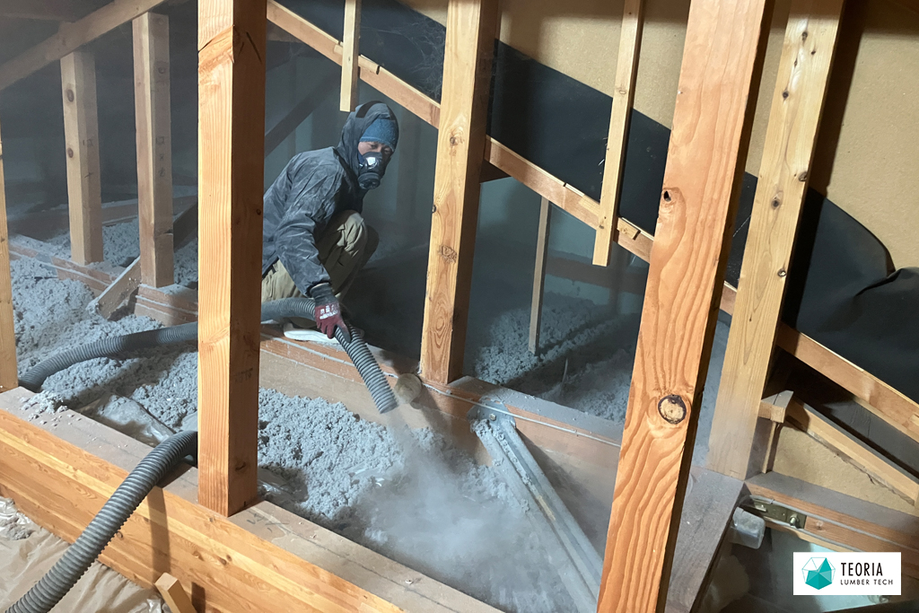 天井でセルロースファイバー断熱材を施工する作業員