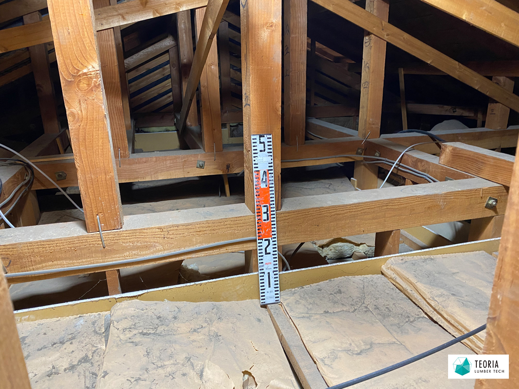 セルロースファイバー断熱材を施工する前の小屋裏の様子