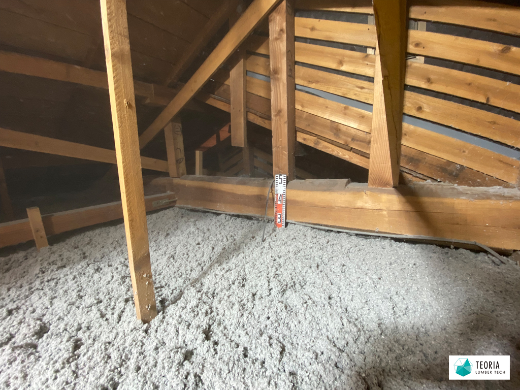 セルロースファイバー断熱材を施工した後の小屋裏の様子
