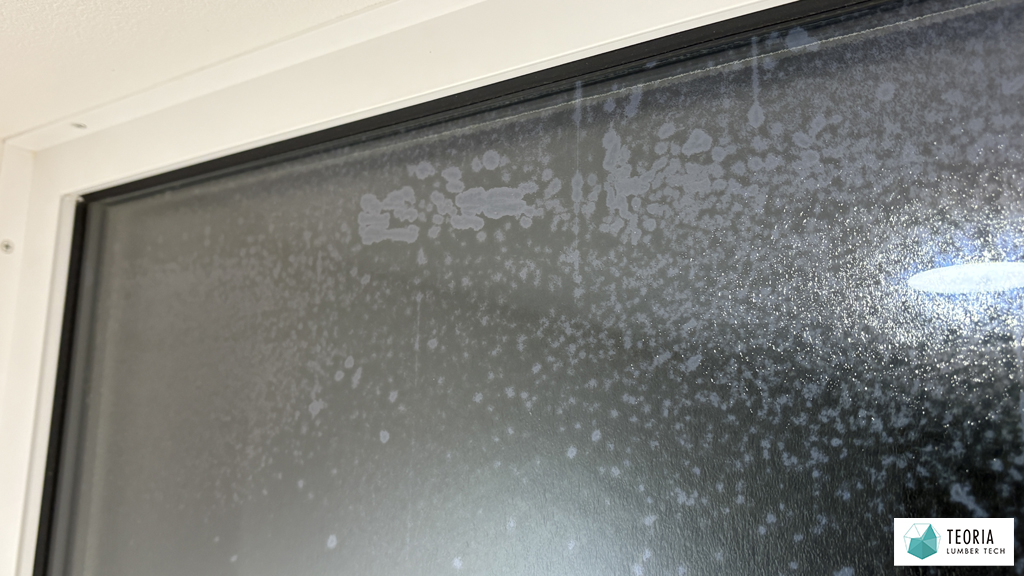 内部結露した窓ガラス